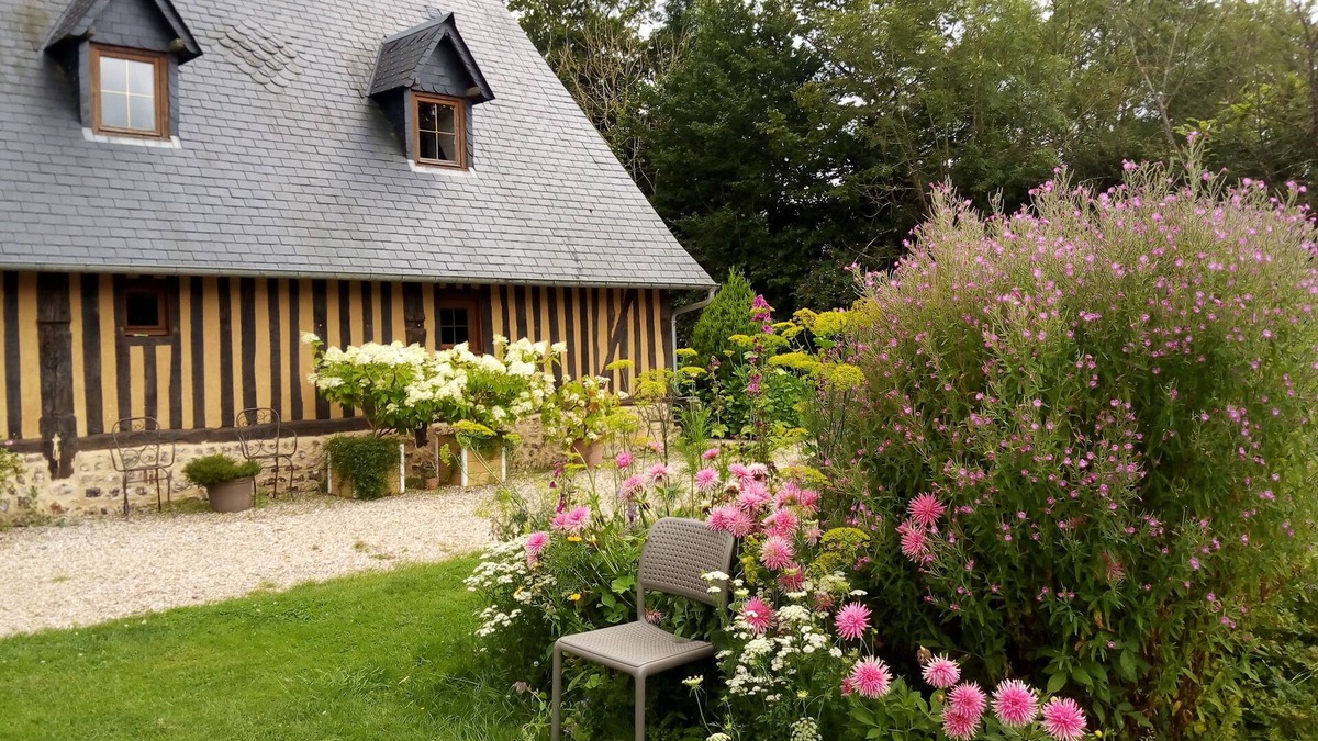 St-Cyr-de-Salerne Cottage | Ideal for 2 families (7-8 p.) Quiet, tree house, forest. 15% extra/week.