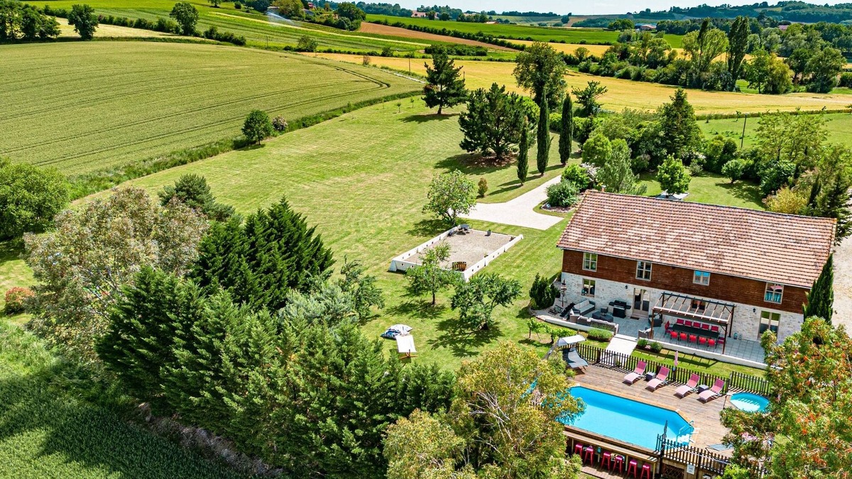 Coulx House | Ideal for large families & groups, private, countryside & lots of activities