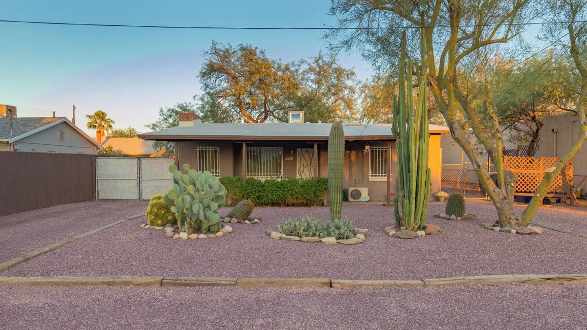 Grant - Glenn House | Ideal Haven- Perfect Convenient 2-bedroom house with Hot tub & pet friendly
