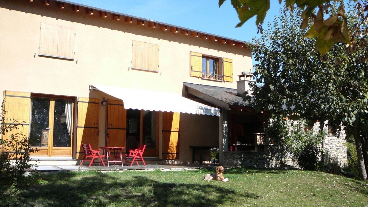 Err House | Ideal house for a family of 8 on ERR, 5 km from Spain and 20 minutes from the slopes.