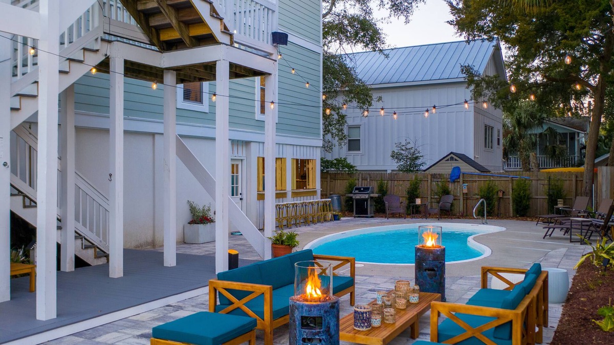 Isle of Palms House | IDEAL IOP Beach Home, 6 BR, Private Pool, Close to Beach, Spacious!
