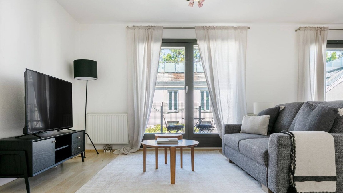Hundsturm Apartment | Ideal Naschmarkt 1BR w/Elevator, Balcony, near U4, dining, by Blueground