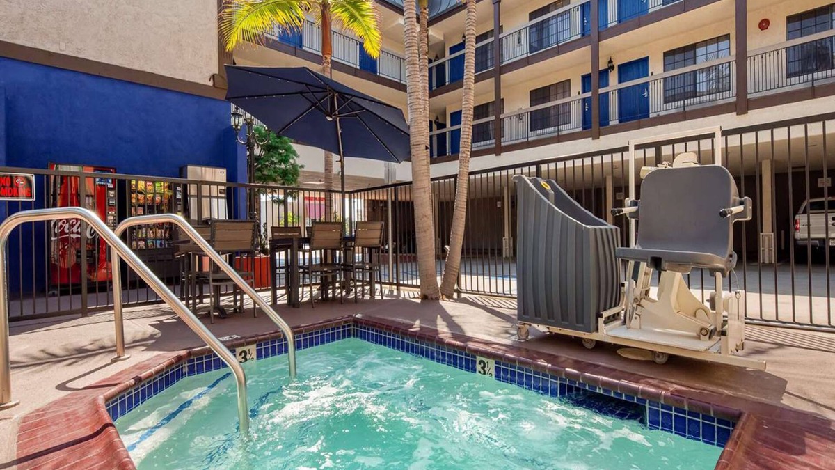 Inglewood Hotel | Ideal Spot for Business Travelers – Rest in Quiet Room Close to the Airport