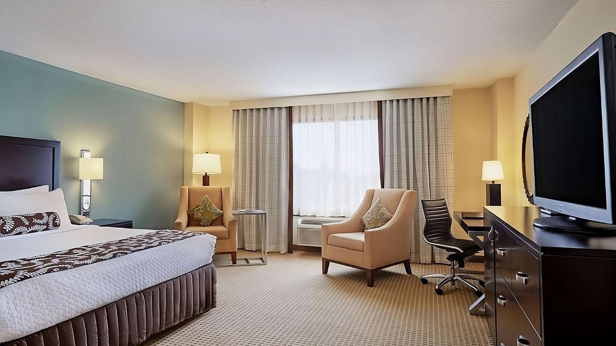 Eagan Park Hotel | Ideal Weekend Escape: Pool, Parking and Tasty Dining Just Steps Away