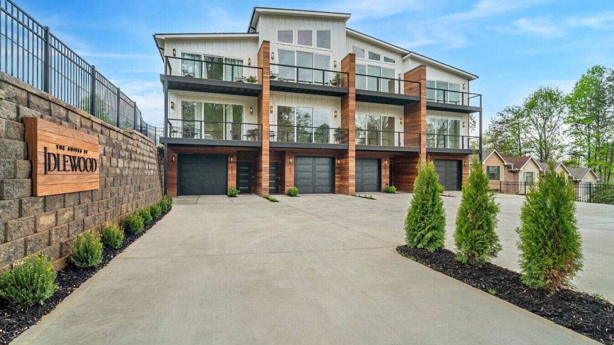 Ashley Oaks House | Idlewood Suites ~ 3-Story West Knoxville Suite #2