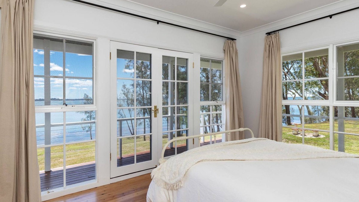 Coomba Bay House | Idyll Lakehouse -A peaceful, picturesque and ideal place with expansive, private water frontage