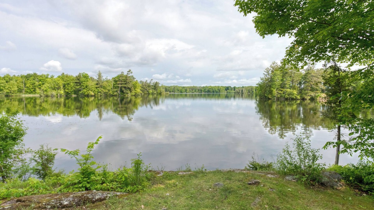 Frontenac Cabin | Idyllic 2-Bed Lakeside Cabin: Comfort for 4, Nature Access!