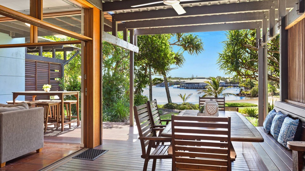 Twin Waters House | Idyllic 4-Bed Beachfront Lagoon House with Pool