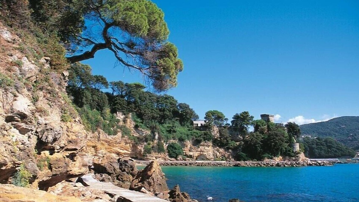 San Terenzo Apartment | Idyllic air-conditioned apartment with private garden, by the sea