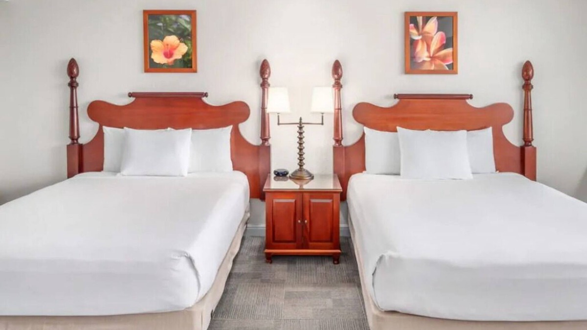 Kahului Hotel | Idyllic Beach Retreat | 4 Family Ready Oceanfront Rooms w/Access to Pool