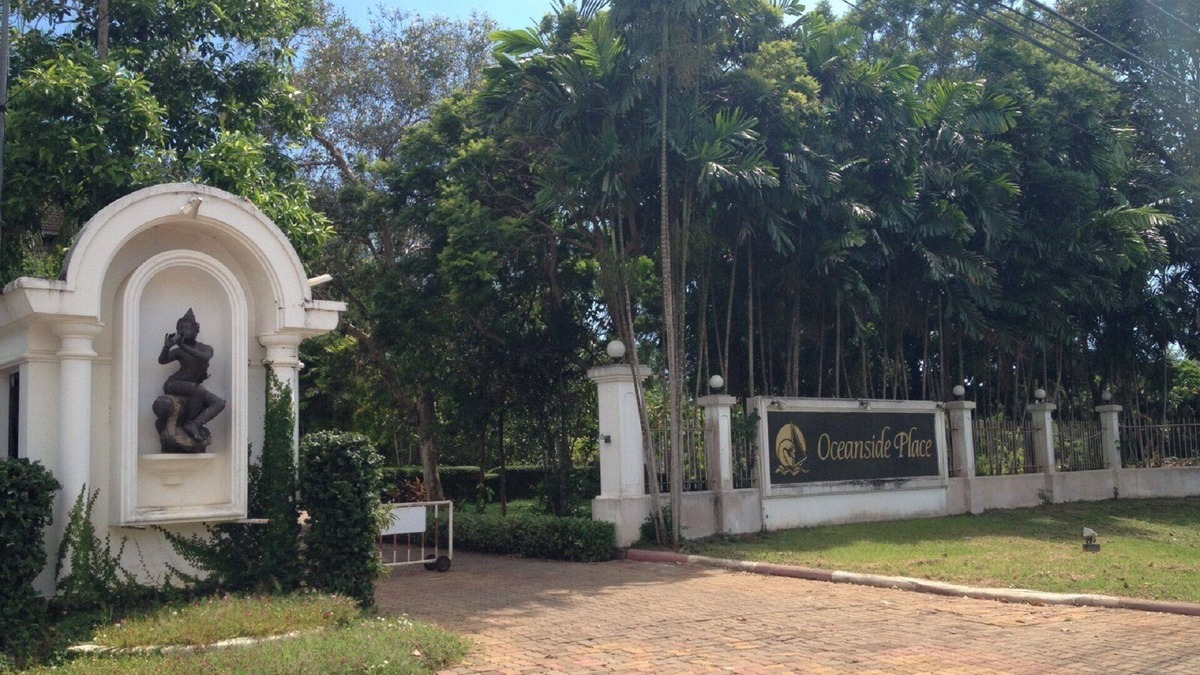 Kram House | Idyllic beach villa C7 through the tropical garden to the "private beach"