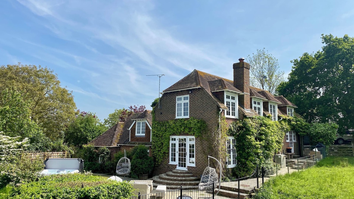 Tenterden House | Idyllic Country House, Hot Tub, Games Room, Tranquil Setting, Views, Vineyards