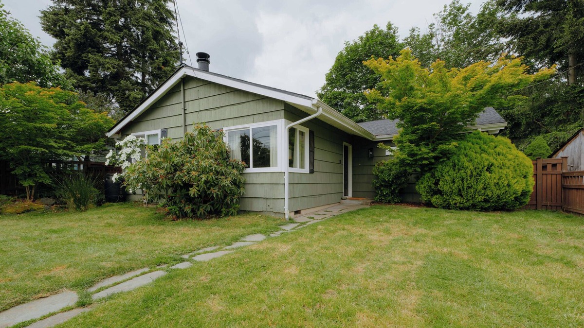 Riverview House | Idyllic Cozy Cottage w/Deck Overlooking Greenbelt - 20 Mins from Stadiums