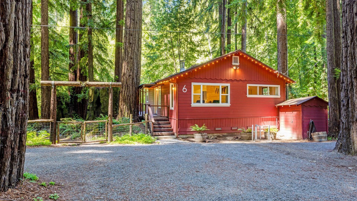 Cazadero Cabin | Idyllic creekside getaway- cozy, cute & updated