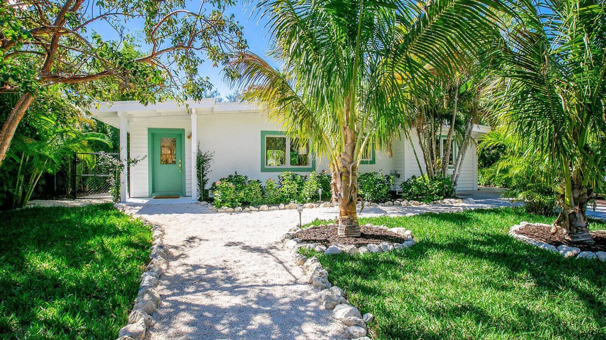 Longbeach Village House | Idyllic garden oasis right next to most beautiful, quiet Whitney beach.
