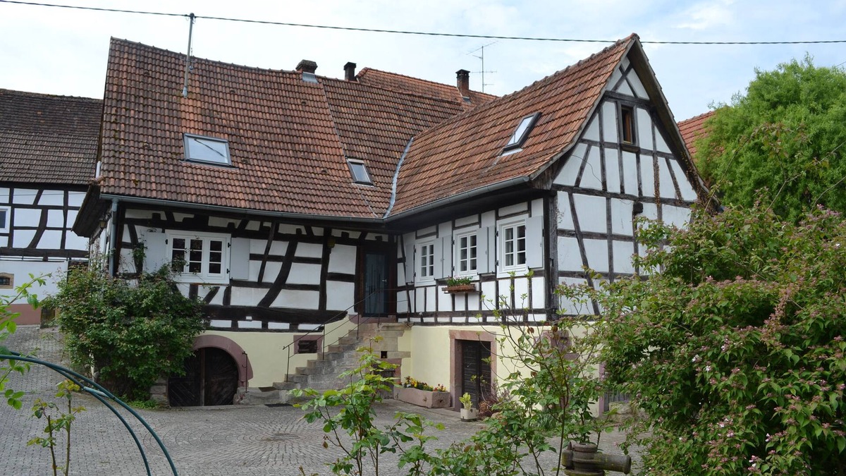 Cleebourg House | Idyllic half-timbered house with a large garden and playground and orchard