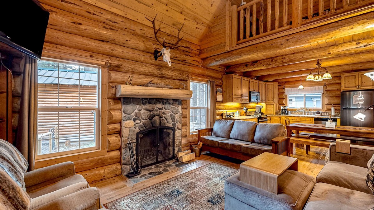 Enterprise House | Idyllic mountain view cabin with wood fireplace, front deck, bikes, & gas grill