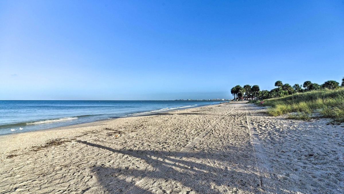 Pass-a-Grille Historic District Apartment | Idyllic Pass-a-grille Studio - Walk to the Beach!