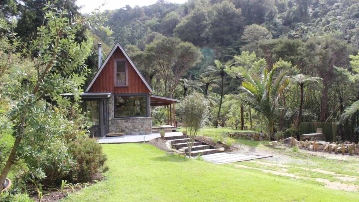Parapara Cottage | Idyllic river side retreat