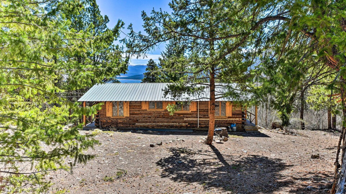 Twin Lakes Cabin | Idyllic Twin Lakes Escape w/Deck + Fire Pit!