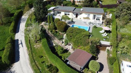 Finneck House | Idyllischer Ferienbungalow in ruhiger Lage mit Pool und großen Garten