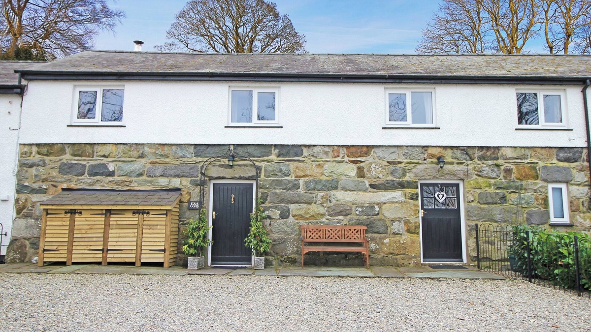 Llanllyfni Cottage | IGAMOGAM, pet friendly, character holiday cottage in Penygroes