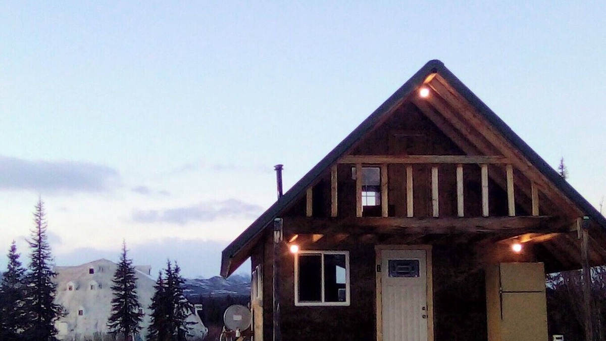 Cantwell Cabin | Igloo City Cabin Rentals #1 Charming Cabin in Broad Pass at the Igloo Property