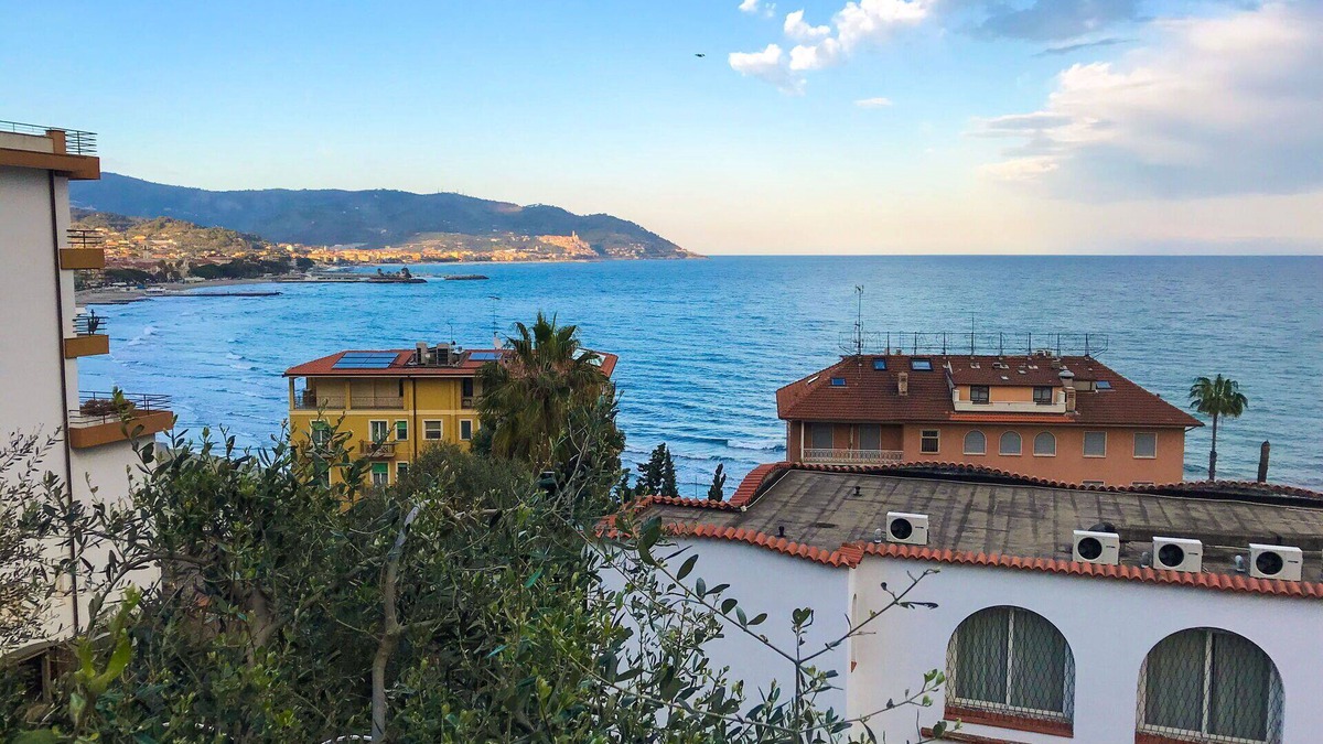 Diano Marina Apartment | Il Geranio Sant'Elmo - sea-view, for 4, 5 minutes on foot from the beach, small garden