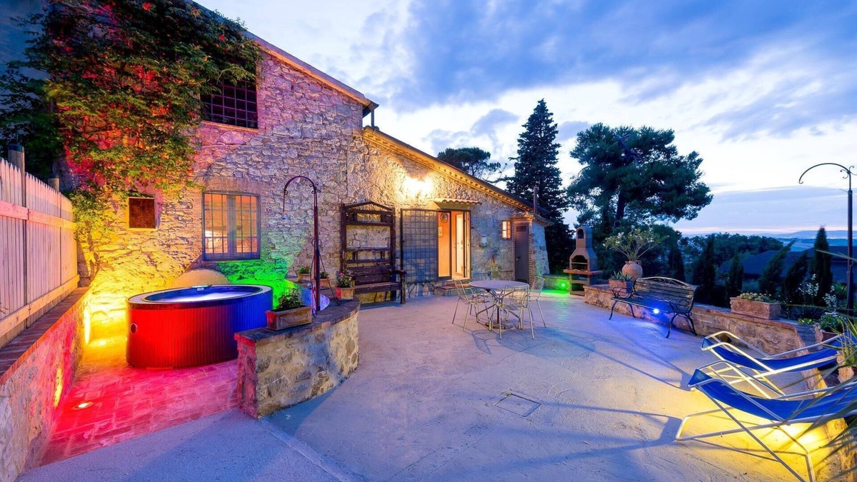 San Venanzo Villa | Il Granaio, Villa for 6 people with heated jacuzzi and pool in the garden