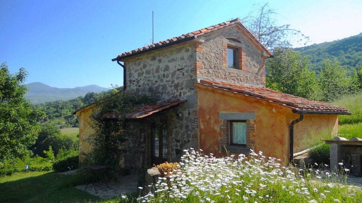 Santa Fiora Cottage | Il Seccatoio – Independent rustic house with valley view and natural pool