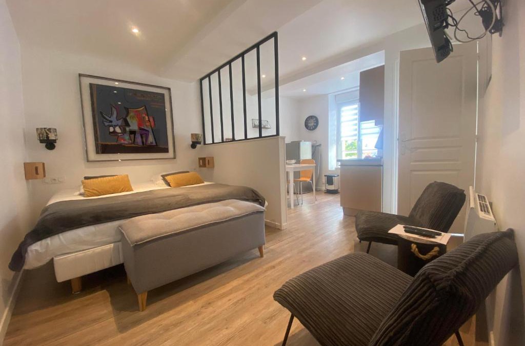Arromanches-les-Bains Apartment | Il y a de l'amour dans l'air - studio lit king size