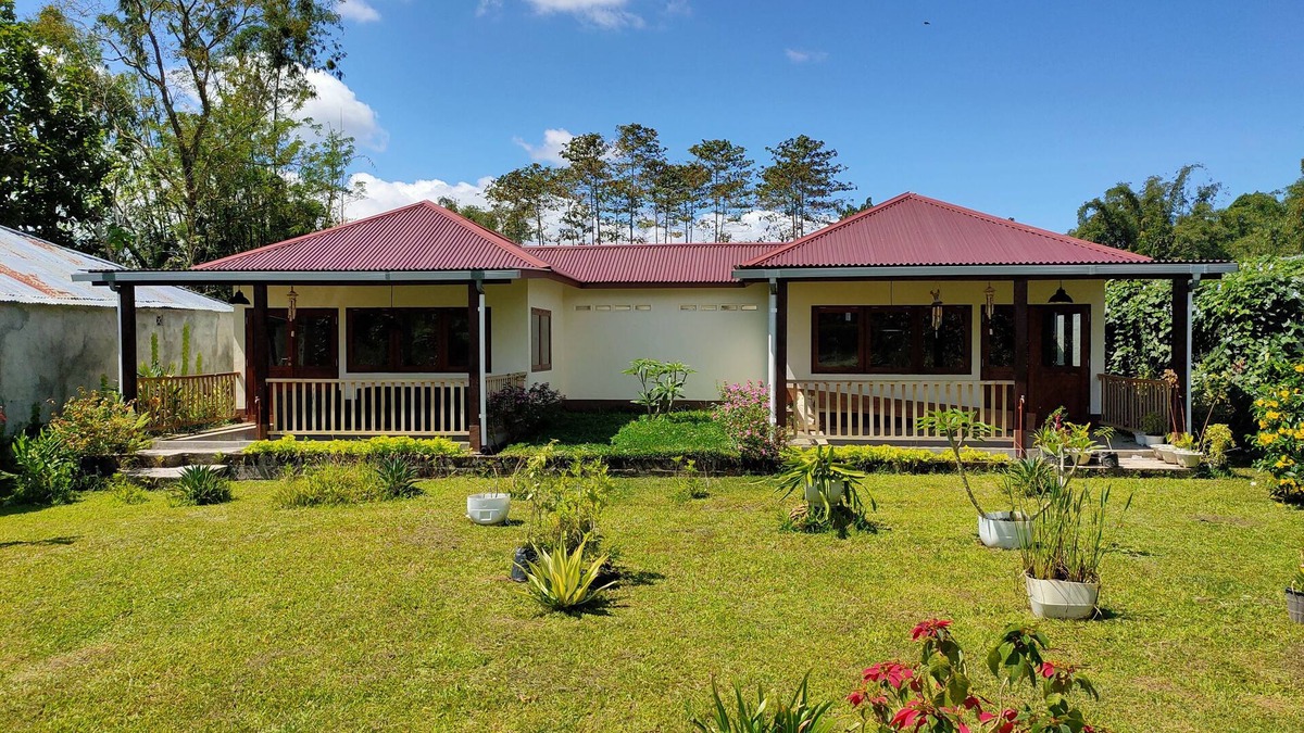 Tomohon Cottage | Ilasan cottage cozy place to enjoy en relax in our garden enjoy. Mountain view.n