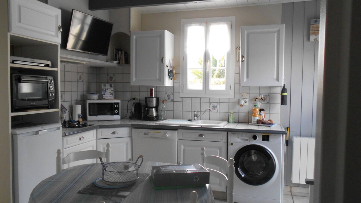 Saint-Martin-de-Re House | ILE DE RE 2/3 P: bikes, Wifi, linen, kitchen, parking, shops, beach, port,