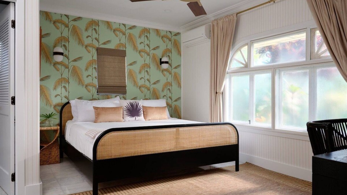 Wailuku Bed & Breakfast | Ilima Suite - Historic Lux charm w Garden Views