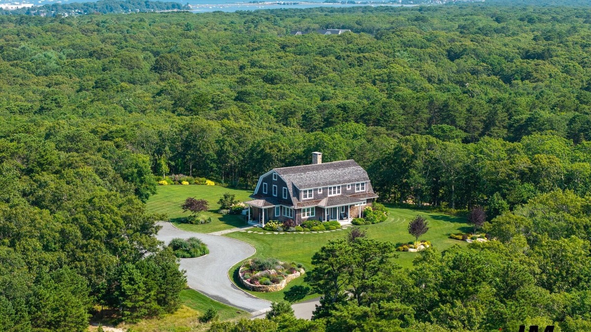 Lagoon Heights House | ILLUMINATION WEEK 8/16-8/23/25 ON MARTHA'S VINEYARD IS OPEN FOR BOOKING