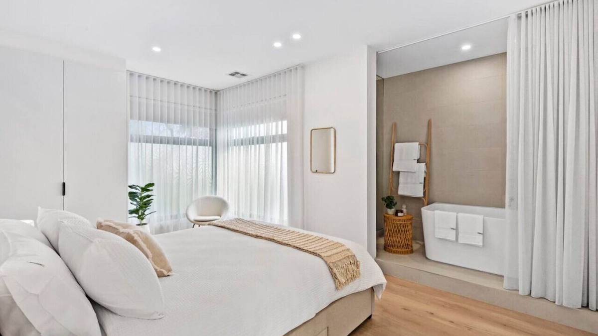 Ocean Grove House | Iluka on the Avenue; 150m to shops, aircon, NEW