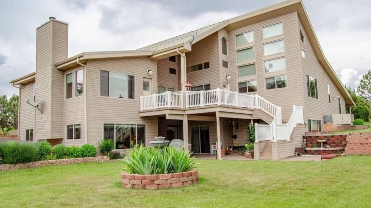 New Harmony House | Imaculate home on 20 acres one mile off 1-15, minutes from Kolob Canyon.