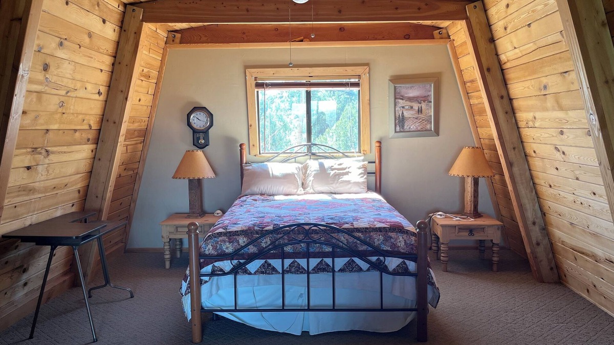 Timberland Acres Cabin | ImageKiwi Hilltop Retreat: 3-Bedroom Cabin with Stunning Views, Wi-Fi, & AC.