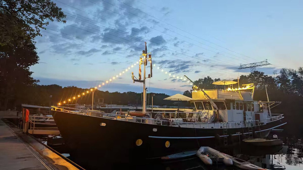 Oberschoneweide Boat Rental | imiola: Embrace Life's Call