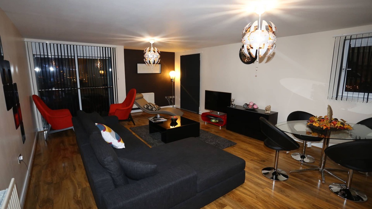 Glyndon Apartment | Immaculate Luxury Two Double Bedroom Top Floor Apartment With Great River Views