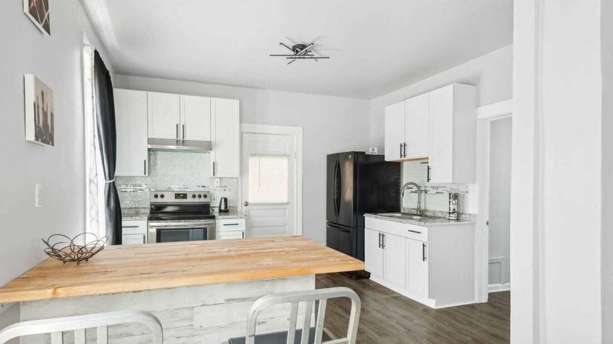 Mexicantown - Southwest Detroit House | Immaculate Retreat: Modern 3-BR Gem in Lansing Detroit