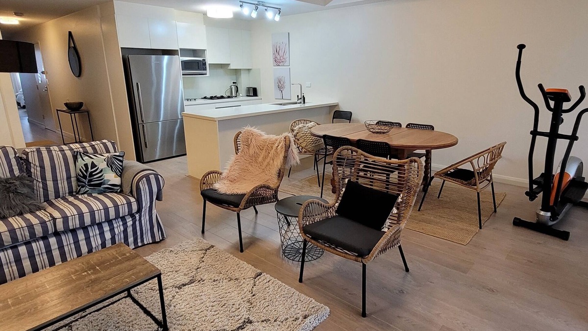 Gordon Apartment | Immaculate, spacious & peaceful apartment with 2 Bdm, 2 Bath & study area.