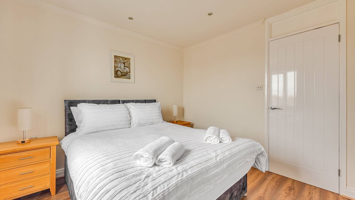 Renhold House | Immaculate two Bedroom house - Bedford MK41 0QE