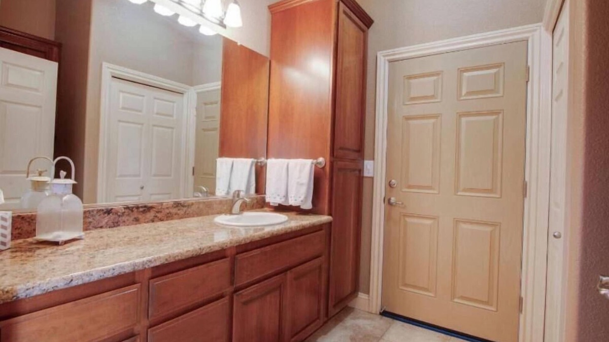 Oakdale House | Immaculate Unit, pool,large landscaped yard!