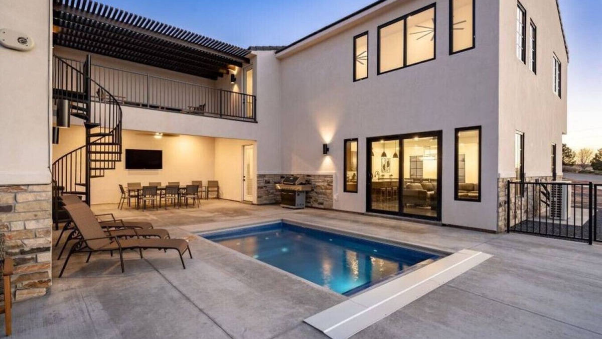 Hurricane House | Impeccable destination for spending quality time with friends & family!