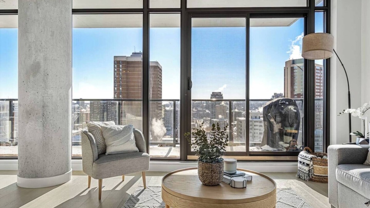 Connaught Apartment | Impeccable DT Condo | City & Mountain Views | Pool