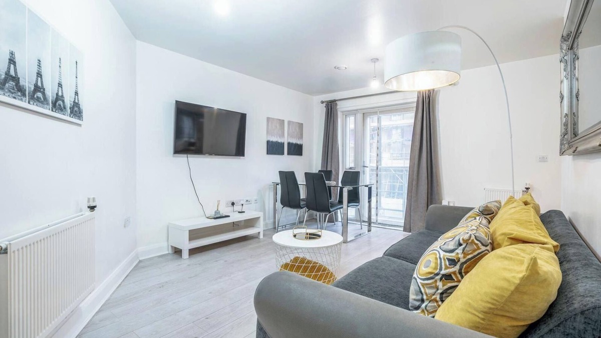 Livesey Apartment | Impressive Central London Balcony Apartment