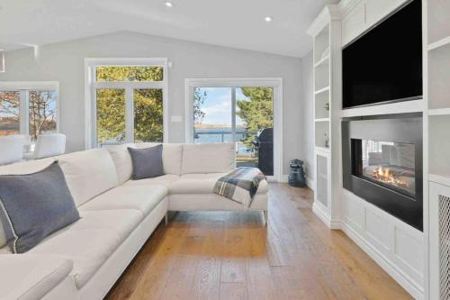 Port McNicoll House | Impressive Modern Waterfront Home on Georgian Bay