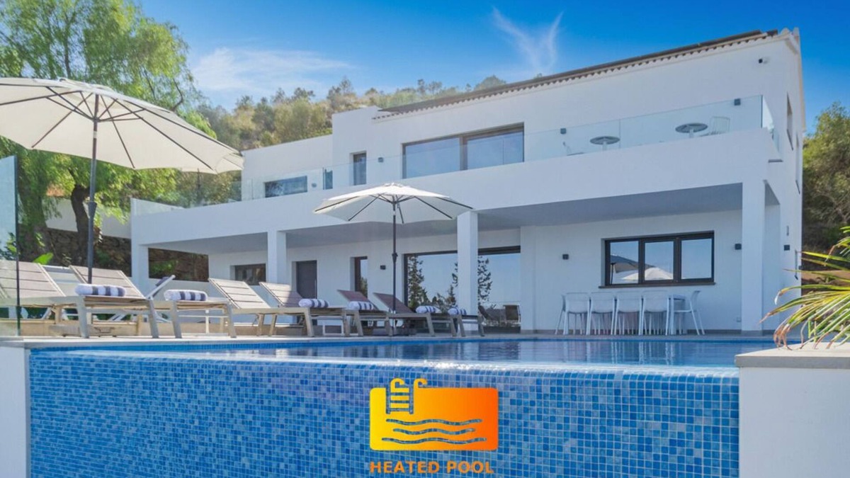Churriana Villa | Imressive villa w/heated infinity pool w/sea views hosts 10: Happyplace Málaga