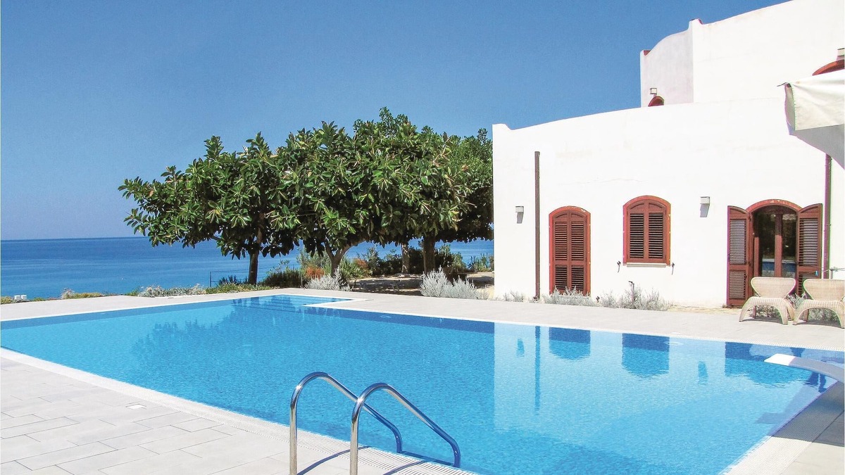 Pizzo House | In a land characterized by coves, promontories, white sandy beaches and crystal clear sea in the Tyr